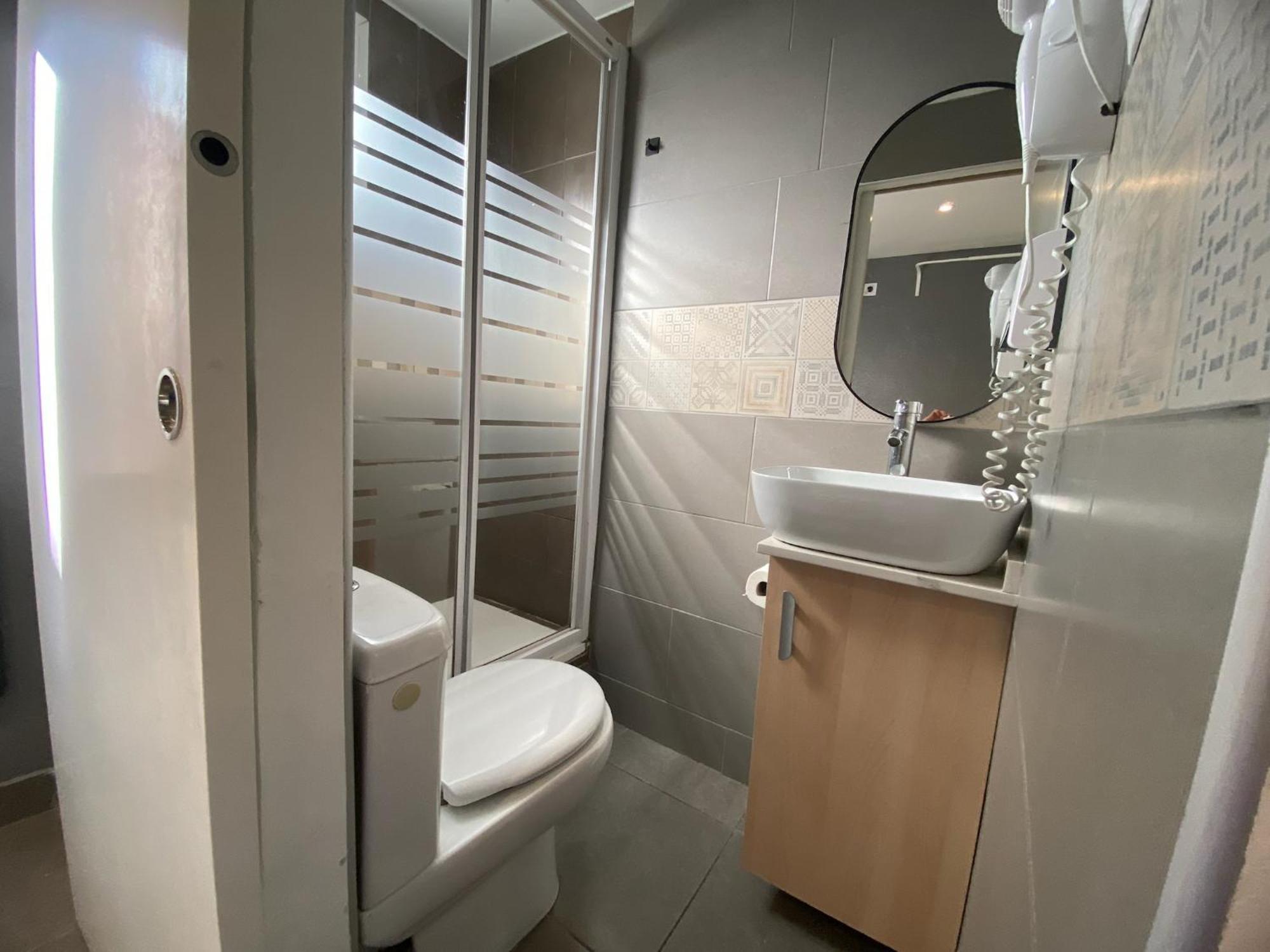 Suites Nuevas Con Bano Privado Frente Al Metro St Mwc Barcelona-Fira Оспиталет-де-Льобрегат Экстерьер фото