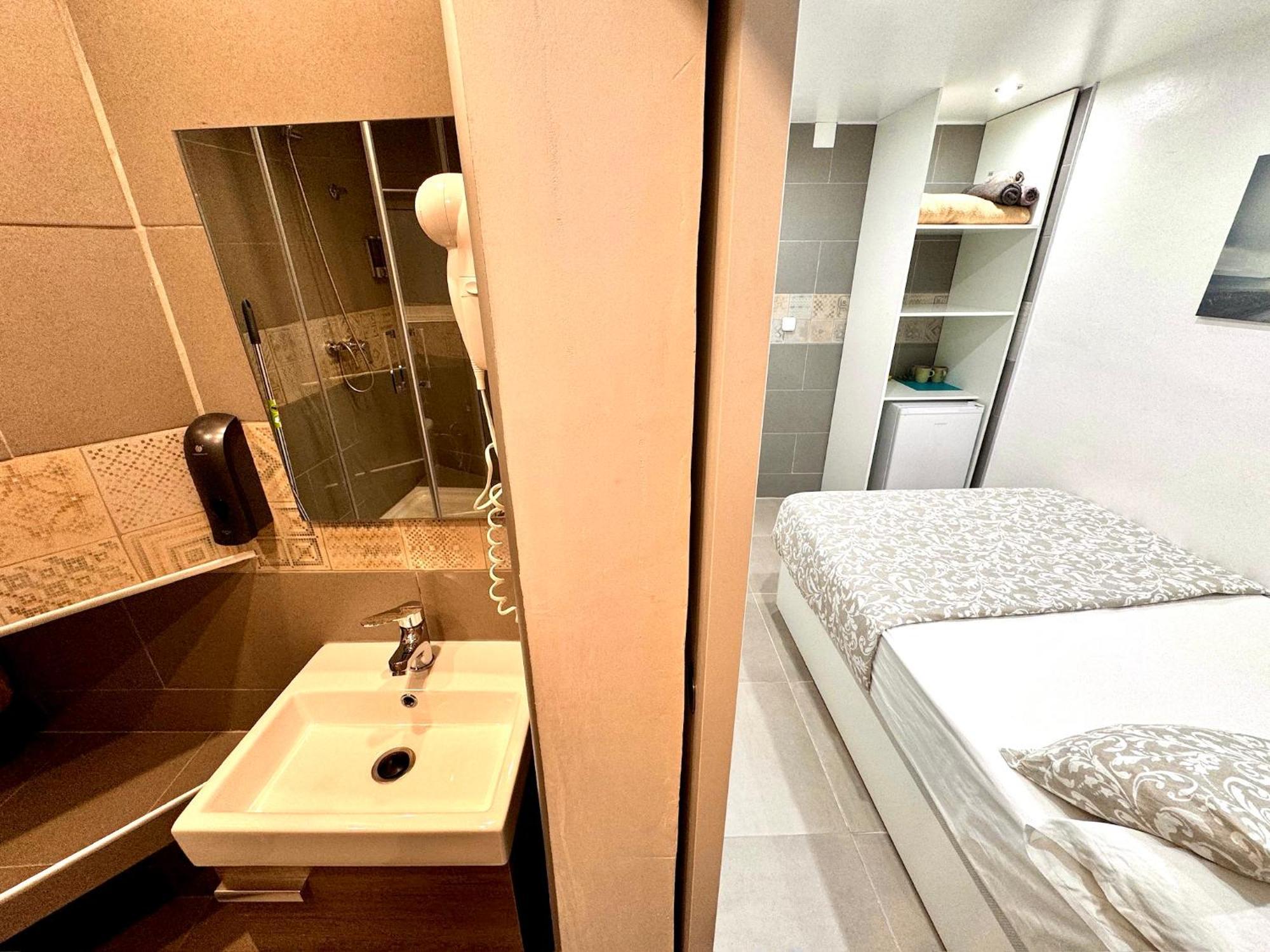 Suites Nuevas Con Bano Privado Frente Al Metro St Mwc Barcelona-Fira Оспиталет-де-Льобрегат Экстерьер фото