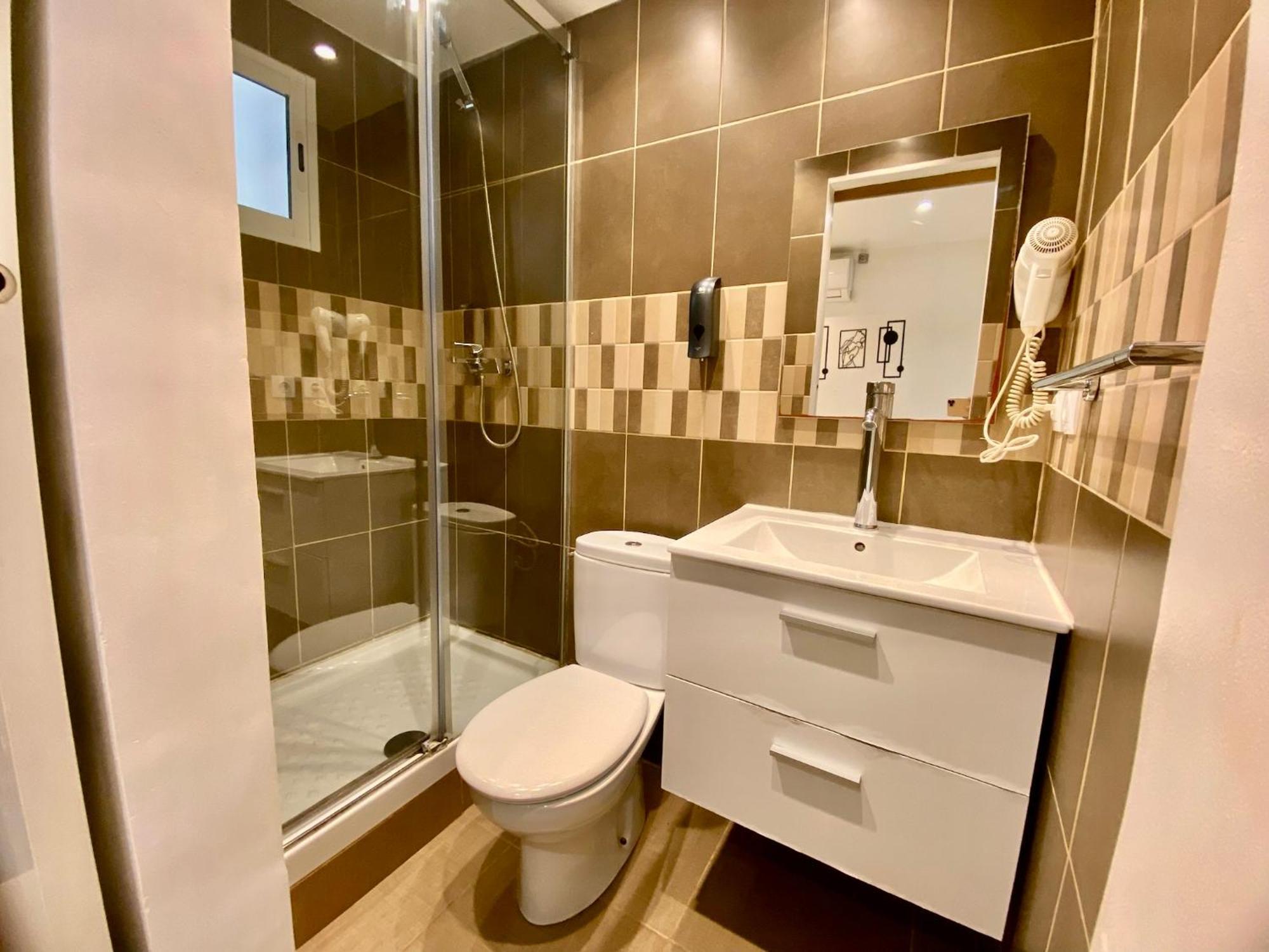 Suites Nuevas Con Bano Privado Frente Al Metro St Mwc Barcelona-Fira Оспиталет-де-Льобрегат Экстерьер фото