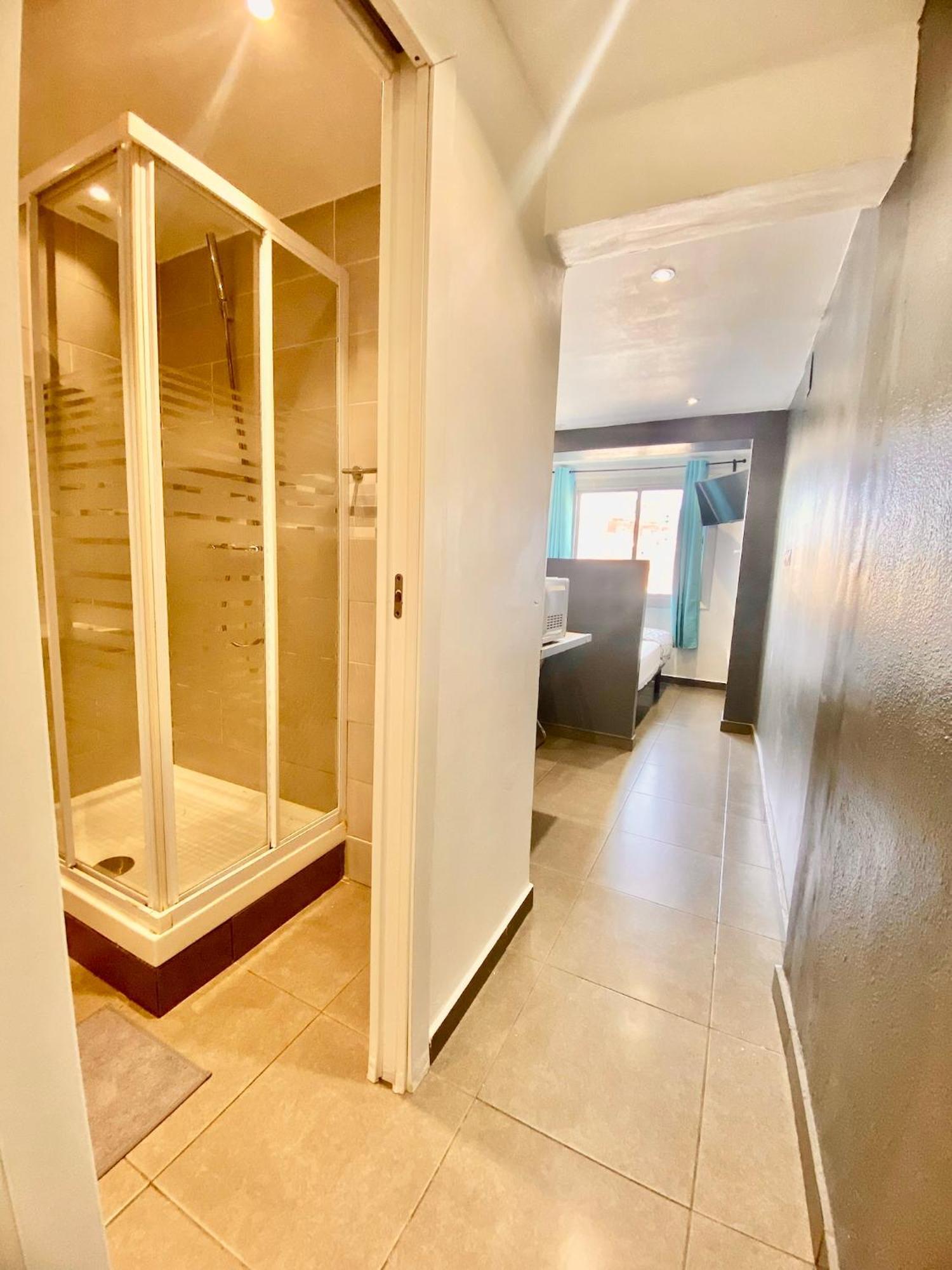 Suites Nuevas Con Bano Privado Frente Al Metro St Mwc Barcelona-Fira Оспиталет-де-Льобрегат Экстерьер фото
