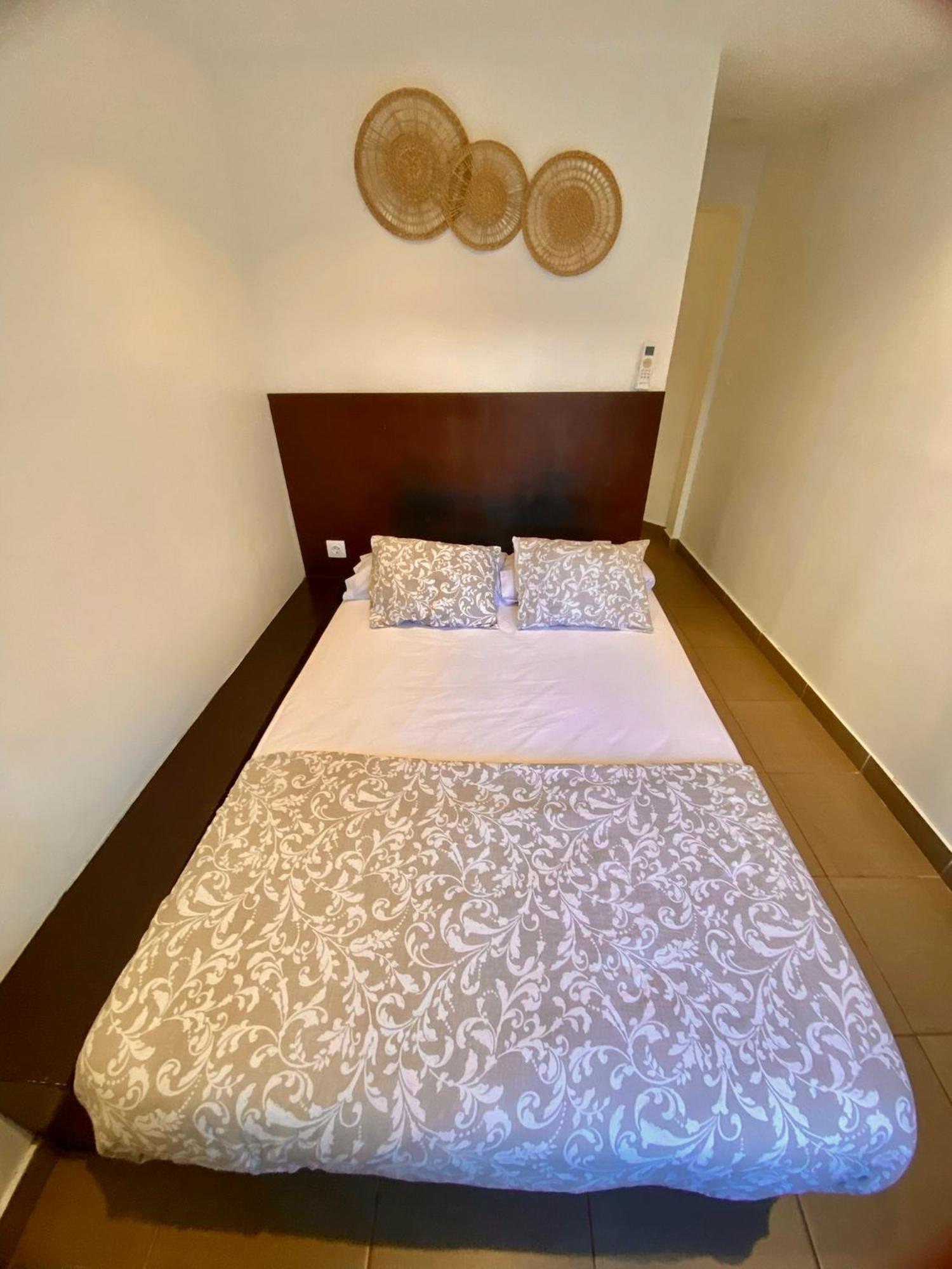 Suites Nuevas Con Bano Privado Frente Al Metro St Mwc Barcelona-Fira Оспиталет-де-Льобрегат Экстерьер фото