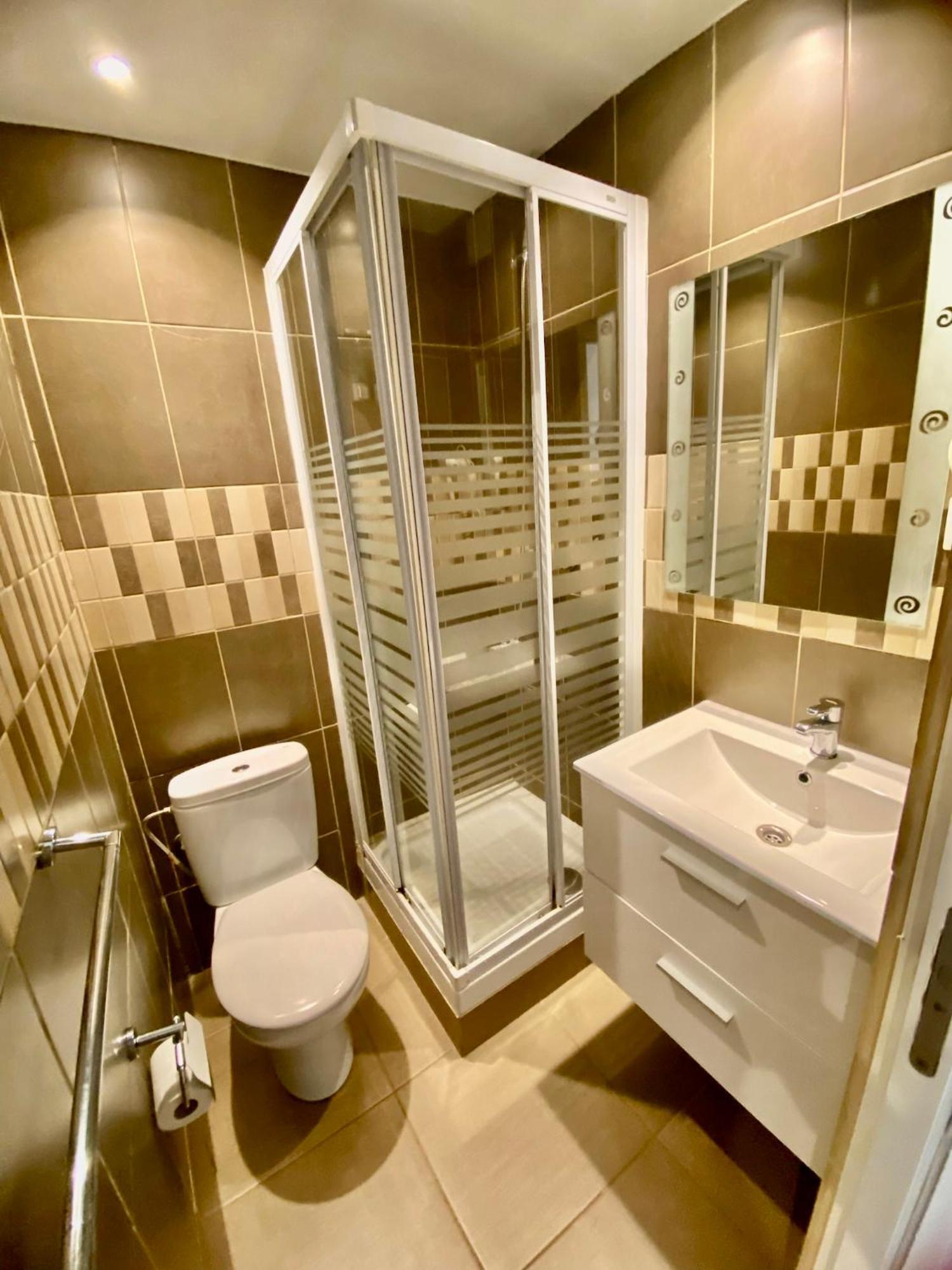 Suites Nuevas Con Bano Privado Frente Al Metro St Mwc Barcelona-Fira Оспиталет-де-Льобрегат Экстерьер фото