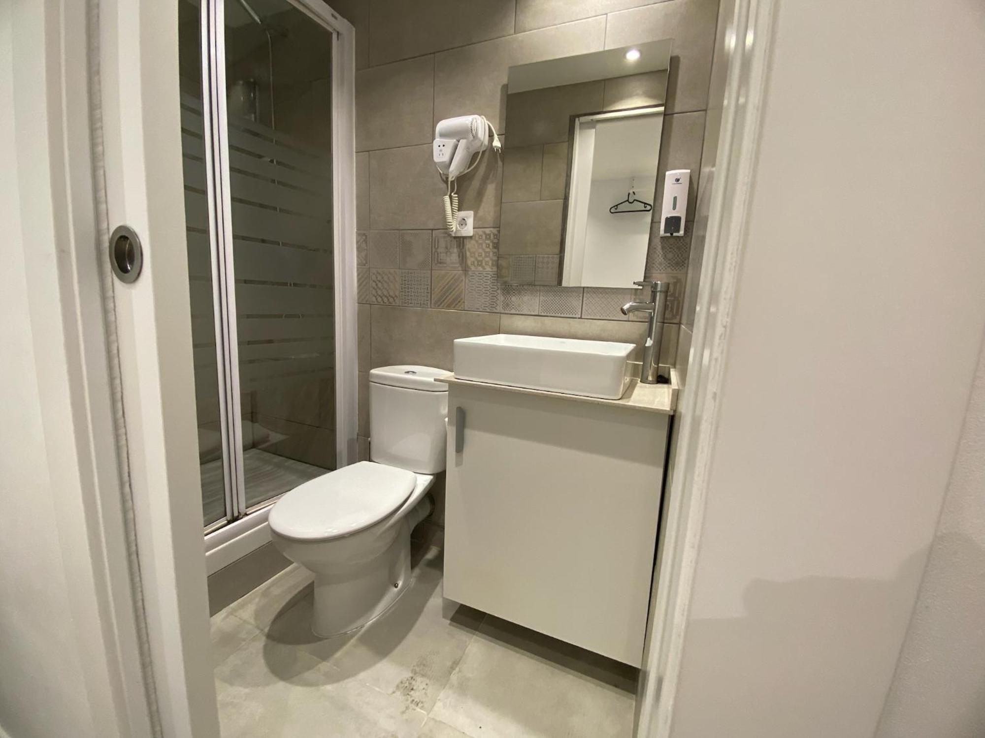 Suites Nuevas Con Bano Privado Frente Al Metro St Mwc Barcelona-Fira Оспиталет-де-Льобрегат Экстерьер фото