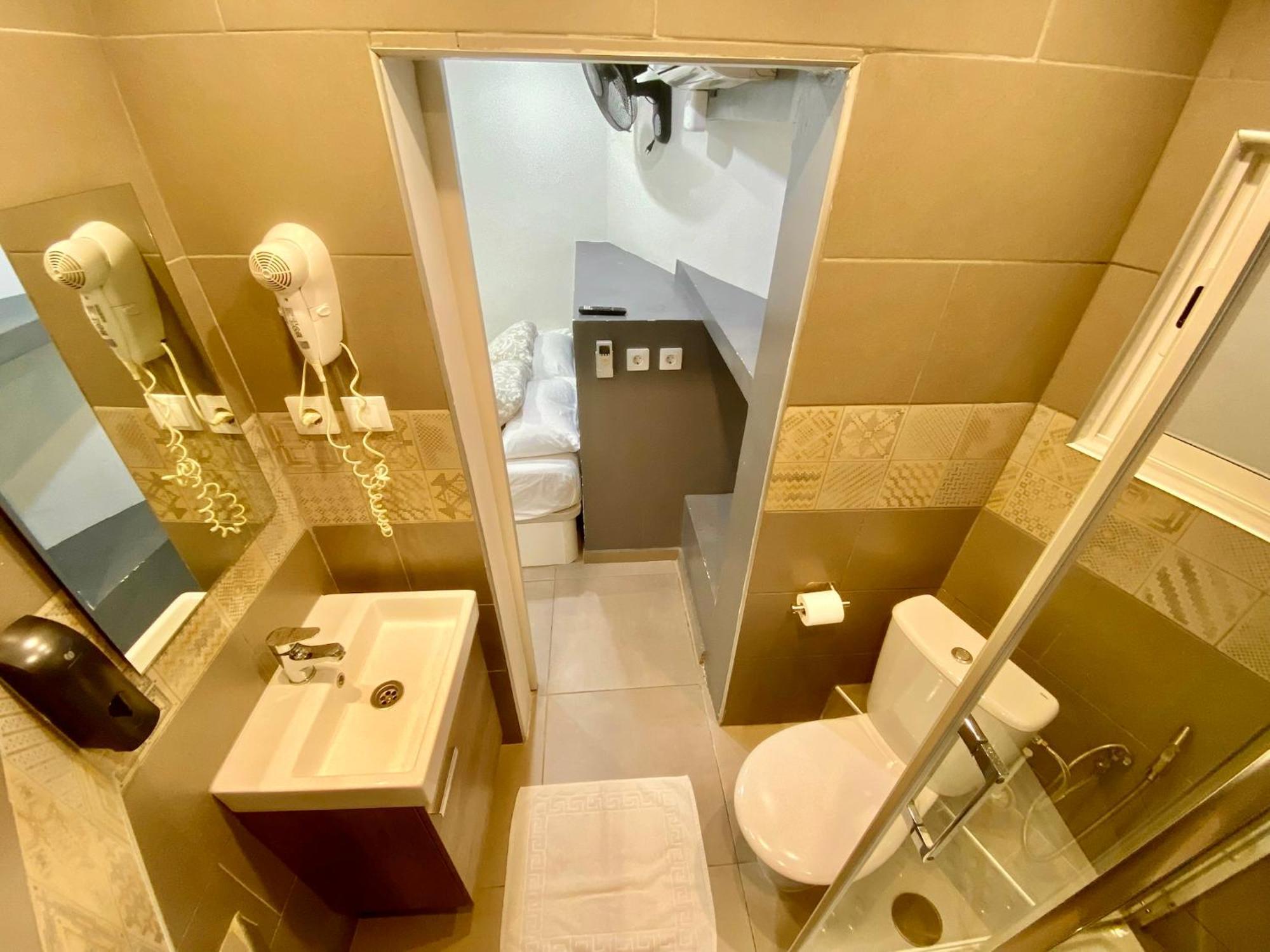 Suites Nuevas Con Bano Privado Frente Al Metro St Mwc Barcelona-Fira Оспиталет-де-Льобрегат Экстерьер фото